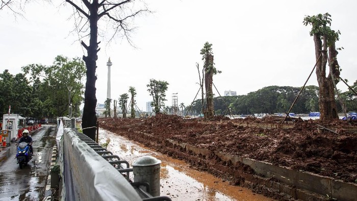 Suasana penanaman pohon di lokasi revitalisasi Plaza Selatan Monumen Nasional (Monas), Jakarta, Selasa (4/2/2020). Penanaman pohon tersebut dilakukan untuk mengganti pohon lama yang ditebang saat pembangunan proyek Plaza Selatan serta bagian dari penghijauan Monas. ANTARA FOTO/Dhemas Reviyanto/nz