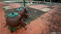 Lantai-lantai di Taman Martha Tiahahu dibiarkann berlumut. (Rengga Sancaya/detikTravel)