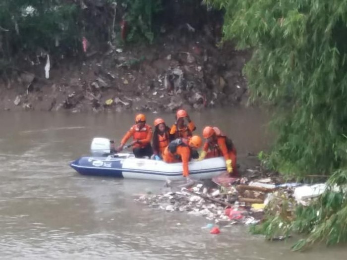 Tim Badan Penanggulangan Bencana Daerah (BPBD) Kabupaten Bekasi menemukan remaja 16 tahun bernama Adfan yang hilang saat berenang di Kali Bekasi, Jawa Barat. Korban ditemukan dalam keadaan meninggal dunia.