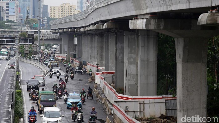 Proyek pembangunan LRT Jabodebek terus berjalan. Namun, penyelesaian proyek ini tampaknya akan mundur dari target Juli 2021.