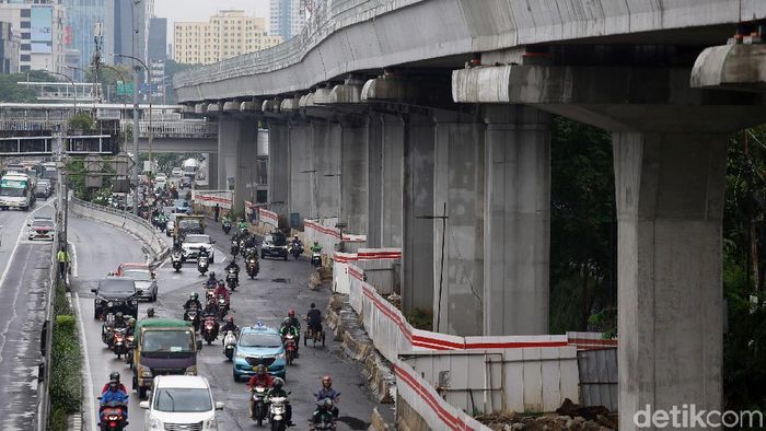 Proyek Pembangunan LRT Jabodebek Molor Proyek pembangunan LRT Jabodebek terus berjalan. Namun, penyelesaian proyek ini tampaknya akan mundur dari target Juli 2021.