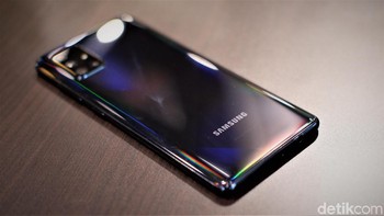 Ponsel anyar Samsung ini juga ditunjang baterai dengan kapasitas 4.500 mAh yang dilengkapi teknologi pengisian cepat 25W yang mampu mengisi 50% dalam 30 menit. Foto: Adi Fida Rahman/detikINET