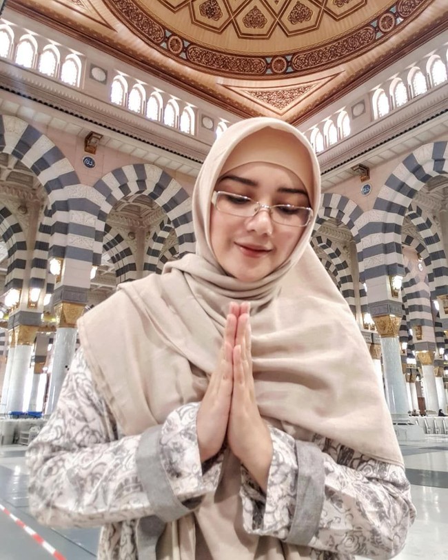 Dari foto-foto yang diunggah ke akun Instagramnya Bebi terlihat menyukai busana dan hijab dengan warna pastel. Seperti gayanya di foto ini, saat ia berada di Mekkah. Bebi tampil anggun dengan memakai hijab syari warna nude dan inner hijab warna senada. Foto: instagram @bebi.silvana