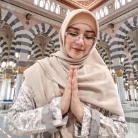 Dari foto-foto yang diunggah ke akun Instagramnya Bebi terlihat menyukai busana dan hijab dengan warna pastel. Seperti gayanya di foto ini, saat ia berada di Mekkah. Bebi tampil anggun dengan memakai hijab syari warna nude dan inner hijab warna senada. Foto: instagram @bebi.silvana