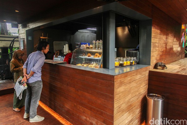 Di kafe ini terdapat berbagai menu minuman dan makanan khas Indonesia dan mancanegara yang bisa dicicipi. Di kafe ini terdapat berbagai menu minuman dan makanan khas Indonesia dan mancanegara yang bisa dicicipi.