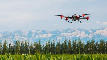 Drone pertanian sengaja dialihfungsikan dari buat menyemprot hama, menjadi menyemprot disinfektan untuk mencegah virus corona di kawasan pemukiman warga. (XAG)