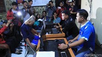 Sekadar diketahui, Edward Silaban dilaporkan hilang pada Kamis (27/1). Saat itu keluarga sudah melaporkannya ke polisi. Beberapa hari kemudian, sepeda motor milik korban ditemukan di gudang kosong area belakang kedai ramen, Jalan Raya Gandasari, Kecamatan Katapang, Kabupaten Bandung, Jawa Barat. Jasad Edward ditemukan di bawah jurang di daerah Kabupaten Bandung Barat.