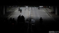 Sebelumnya, Banjir di underpass Kemayoran yang sempat setinggi 4 meter itu telah disedot oleh mesin pompa sejak Minggu (2/2/2020) pukul 11.00 WIB. Pantauan detikcom pada Senin (3/2/2020), pukul 18.25 WIB, air terus surut. Para petugas Damkar masih memantau ketinggian air. Petugas sesekali berjalan ke dalam genangan dengan ketinggian yang mencapai betis para petugas. Sekitar 45 cm lagi, kata salah satu petugas damkar di lokasi.