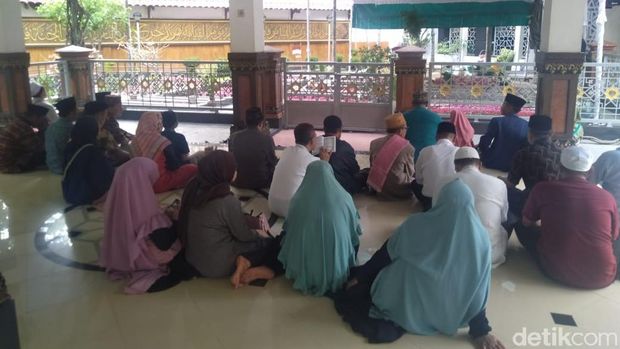Makam Gus Sholah Ramai Dikunjungi Peziarah