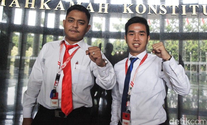 Tidak Punya SIM, Mahasiswa Ini Gugat Aturan Lampu Motor MK menggelar sidang gugatan yang diajukan Mahasiswa UKI Jakarta soal lampu motor wajib dinyalakan di siang hari. Salah satu pemohon malah tidak punya SIM.