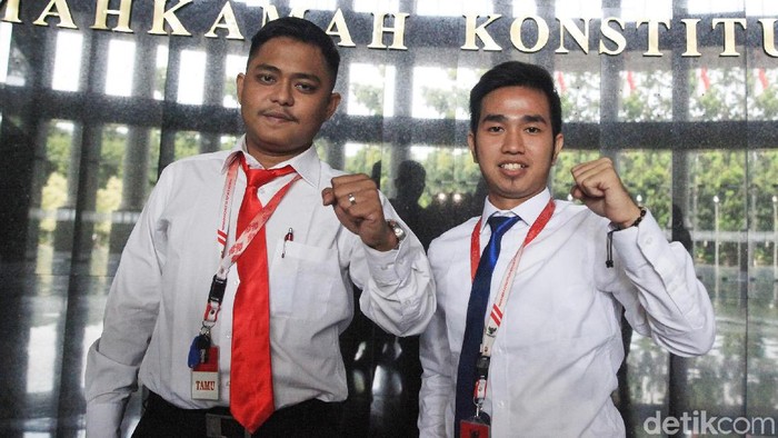 MK menggelar sidang gugatan yang diajukan Mahasiswa UKI Jakarta soal lampu motor wajib dinyalakan di siang hari. Salah satu pemohon malah tidak punya SIM.