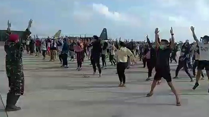 Kegiatan WNI dari Wuhan di Natuna selama masa observasi (Screenshot video dok. istimewa)
