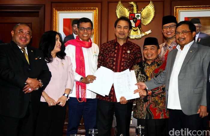 Fraksi Partai Demokrat dan PKS DPR RI serahkan usulan pembentukan pansus hak angket ke pimpinan DPR. Usulan Pansus hak angket itu terkait kasus Jiwasraya.
