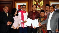 Fraksi Partai Demokrat (PD) dan PKS DPR RI menyerahkan usulan pembentukan panitia khusus (pansus) hak angket ke Wakil Ketua DPR Bidang Politik dan Keamanan, Azis Syamsuddin di ruangannya, gedung Nusantara III, kompleks parlemen, Senayan, Jakarta, Selasa (4/2/2020).