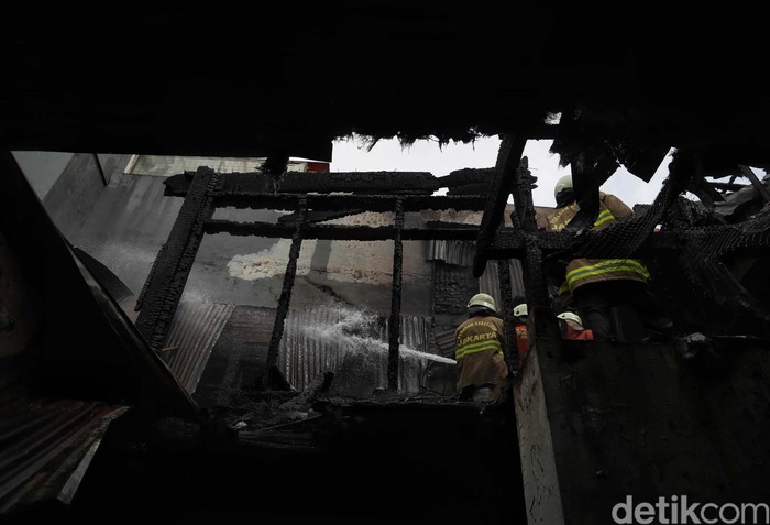 Aksi Pemadam Kebakaran Jinakkan Api di Gunung Sahari Sebuah rumah di Gunung Sahari Utara, Jakarta Pusat, terbakar. Belasan unit mobil pemadam kebakaran mengarah ke lokasi untuk pemadaman.