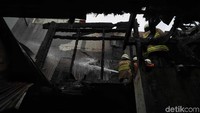 Sejumlah petugas pemadam kebakaran berusaha memadamkan api di kawasan komplek perumahan Gunung Sahari, Jakarta, Selasa (4/2).