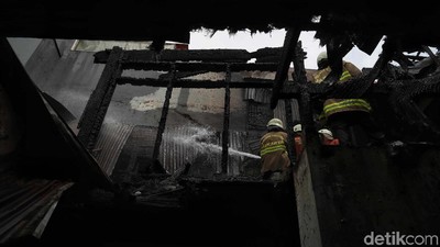 Aksi Pemadam Kebakaran Jinakkan Api di Gunung Sahari