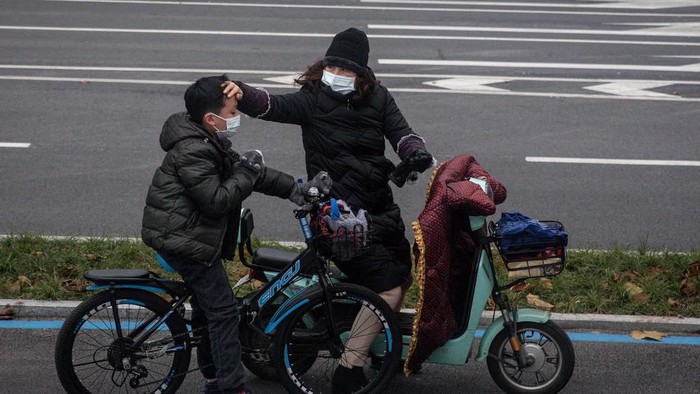 1197725319 WUHAN, CHINA - JANUARY 31: (CHINA OUT) A man wears a protective mask as he ride a bicycle across the Yangtze River Bridge on January 31, 2020 in Wuhan, China. World Health Organization (WHO) Director-General Tedros Adhanom Ghebreyesus said on January 30 that the novel coronavirus outbreak has become a Public Health Emergency of International Concern (PHEIC). (Photo by Stringer/Getty Images)