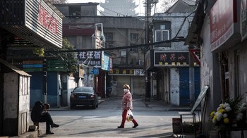 Beberapa orang ada yang memberanikan diri ke luar rumah karena perlu membeli bahan makanan. Foto: Getty Images