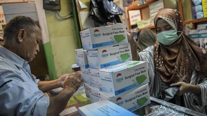 PENJUALAN MASKER MENINGKAT DI JAKARTA Pedagang merapikan masker di Pasar Pramuka, Jakarta, Selasa (4/2/2020). Menurut keterangan pedagang, harga masker di pasar Pramuka mengalami kenaikan yang semula dihargai Rp195.000 hingga ribu Rp250.000 per box naik menjadi Rp1.700.000 tergantung merek, karena mewabahnya virus corona di sejumlah negara. ANTARA FOTO/Galih Pradipta/hp.