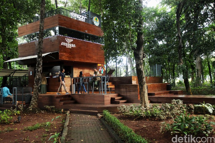 Mau ngafe sekaligus menikmati sejuknya alam? Tak perlu jauh-jauh ke Puncak, karena nuansa serupa dapat ditemui di Hutan Kota Arboretum Jakarta.
