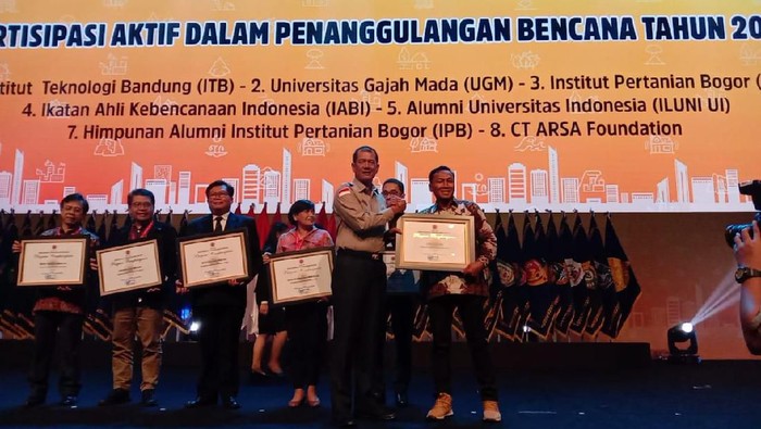 CT Arsa Foundation dan detikcom Dapat Penghargaan