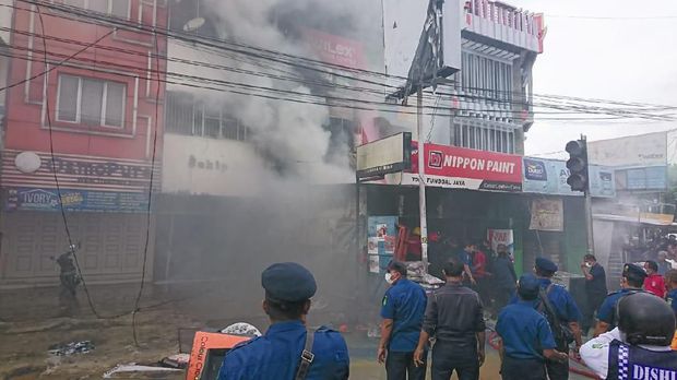  Ada empat mobil pemadam kebakaran yang sudah berada di lokasi untuk memadamkan api.