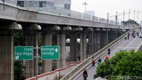 Proyek pembangunan LRT Jabodebek terus berjalan. Namun penyelesaian proyek LRT ini tampaknya akan mundur dari target Juli 2021.