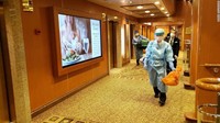 Dari sebuah siaran langsung terlihat beberapa petugas karantina memasuki kapal Diamond Princess sejak Senin sore untuk memeriksa kondisi kesehatan 2.500 penumpang dan 1.000 kru kapal. Kapal itu sendiri tiba di Teluk Yokohama sehari lebih cepat dari yang dijadwalkan (Foto: CNN)