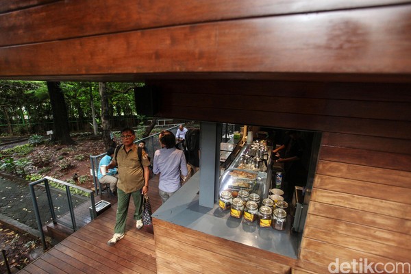 Di balik konsep kafe di tengah hutan, Arborea Cafe punya fakta unik lainnya yang jarang orang ketahui. Salah satunya mengenai desain kafe yang langsung dibuat Menteri Lingkungan Hidup dan Kehutanan (LHK), Siti Nurbaya. Di balik konsep kafe di tengah hutan, Arborea Cafe punya fakta unik lainnya yang jarang orang ketahui. Salah satunya mengenai desain kafe yang langsung dibuat Menteri Lingkungan Hidup dan Kehutanan (LHK), Siti Nurbaya.