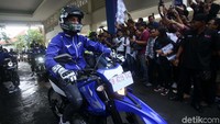 Keduanya tampak antusias berkendara bersama para bikers pecinta motor Yamaha.