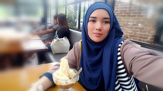 Wajah Bebi Silvana terlihat flawless saat sedang bergaya selfie memakai outer dan hijab pashmina navy yang dia lilit rapi. Foto: instagram @bebi.silvana