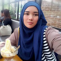Wajah Bebi Silvana terlihat flawless saat sedang bergaya selfie memakai outer dan hijab pashmina navy yang dia lilit rapi. Foto: instagram @bebi.silvana