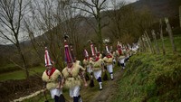 Sambil berjalan sepanjang 3 km di awal musim semi, anggota karnaval akan membunyikan lonceng di pinggang mereka. Jumlah lonceng ini biasanya sekitar 80-100 buah, tergantung dari anggota parade. (AP Photo/Alvaro Barrientos)
