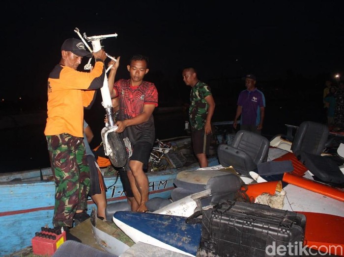 Pesawat latih jenis Tobago T 2405 yang melakukan pendaratan darurat di Sidoarjo sudah dievakuasi. Pesawat tersebut dibagi menjadi beberapa bagian.