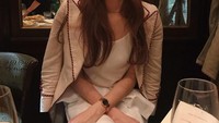 Lee Sung Kyung sering datang ke acara fashion week di Korea Selatan. Ini pose elegannya saat menyantap makan malam di pesta fashion week saat itu. Foto: Instagram @heybiblee