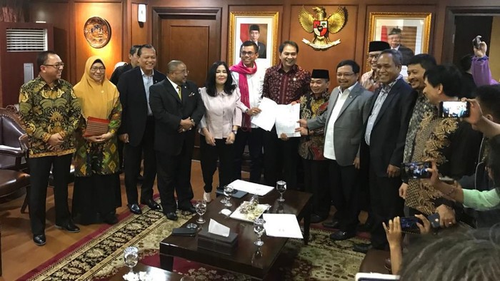 PD-PKS Serahkan Usulan Pansus Hak Angket Jiwasraya ke Waka DPR Aziz Syamsuddin