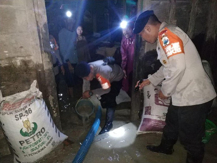 Derasnya hujan yang mengguyur pada Senin (3/2) sore membuat anak Sungai Pacal dan Soko meluap. Jalanan dan permukiman warga di beberapa desa di Bojonegoro Selatan terendam banjir.