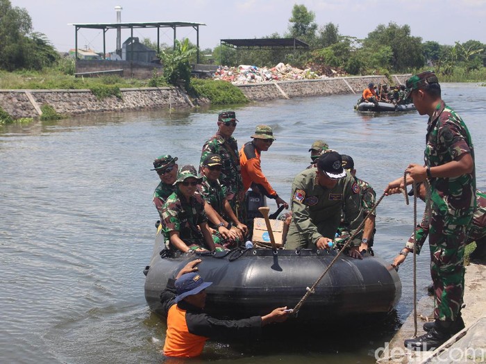 Pesawat latih jenis Tobago T 2405 melakukan pendaratn darurat di kawasan tambak Sidoarjo, Senin (3/2). Kini, pesawat tersebut sudah dievakuasi.