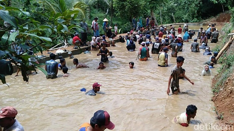 Tradisi Ngubyag Balong Pangandaran Tradisi Ngubyag Balong Pangandaran