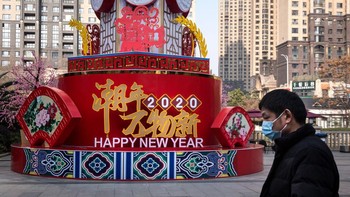 Mewabahnya virus corona bertepatan dengan musim liburan Imlek. Pemerintah China pun memperpanjang masa liburan ini untuk penanganan virus corona. Khusus untuk Kota Wuhan, kota ini dikarantina. Foto: Getty Images
