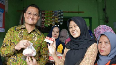 Mensos Tinjau Pelaksanaan Program Kartu Sembako di Bogor