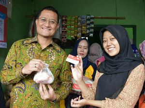 Mensos Tinjau Pelaksanaan Program Kartu Sembako di Bogor