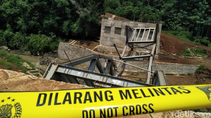 Jembatan Cibalagung Cianjur ambruk