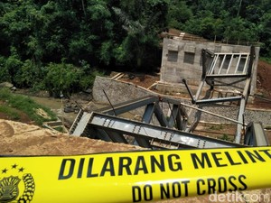 Polisi Selidiki Penyebab Ambruknya Jembatan Cibalagung Cianjur