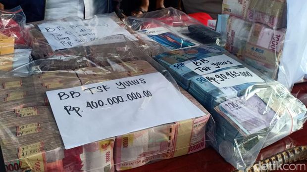 Barang bukti uang tunai yang disita polisi dari pembantu yang curi uang majikannya di Jakarta Barat