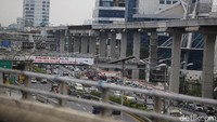 Menko Kemaritiman dan Investasi Luhut Binsar Pandjaitan sendiri mengatakan mundurnya penyelesaian proyek LRT dikarenakan uji coba kereta yang cukup lama.