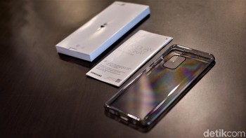 Samsung menyertakan aksesori case transparan, buku petunjuk dan jarum pembuka SIM Card tray. Foto: Adi Fida Rahman/detikINET