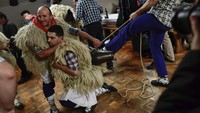 Tiap orang akan membawa 2 lonceng sapi. Agar tidak lepas karena keberatan, lonceng akan diikat ke tubuh dengan tali tambang. (AP Photo/Alvaro Barrientos)