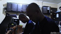 Kedua pelaku terus menunduk saat menjalani pemeriksaan di Mapolresta Bandung.